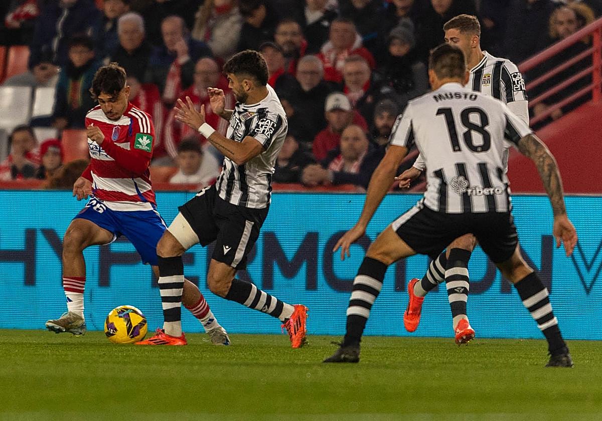 Sergio Rodelas encara durante el partido contra el Cartagena.