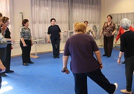 Imagen de archivo de una clase de gerontogimnasia para mujeres de la Tercera Edad.