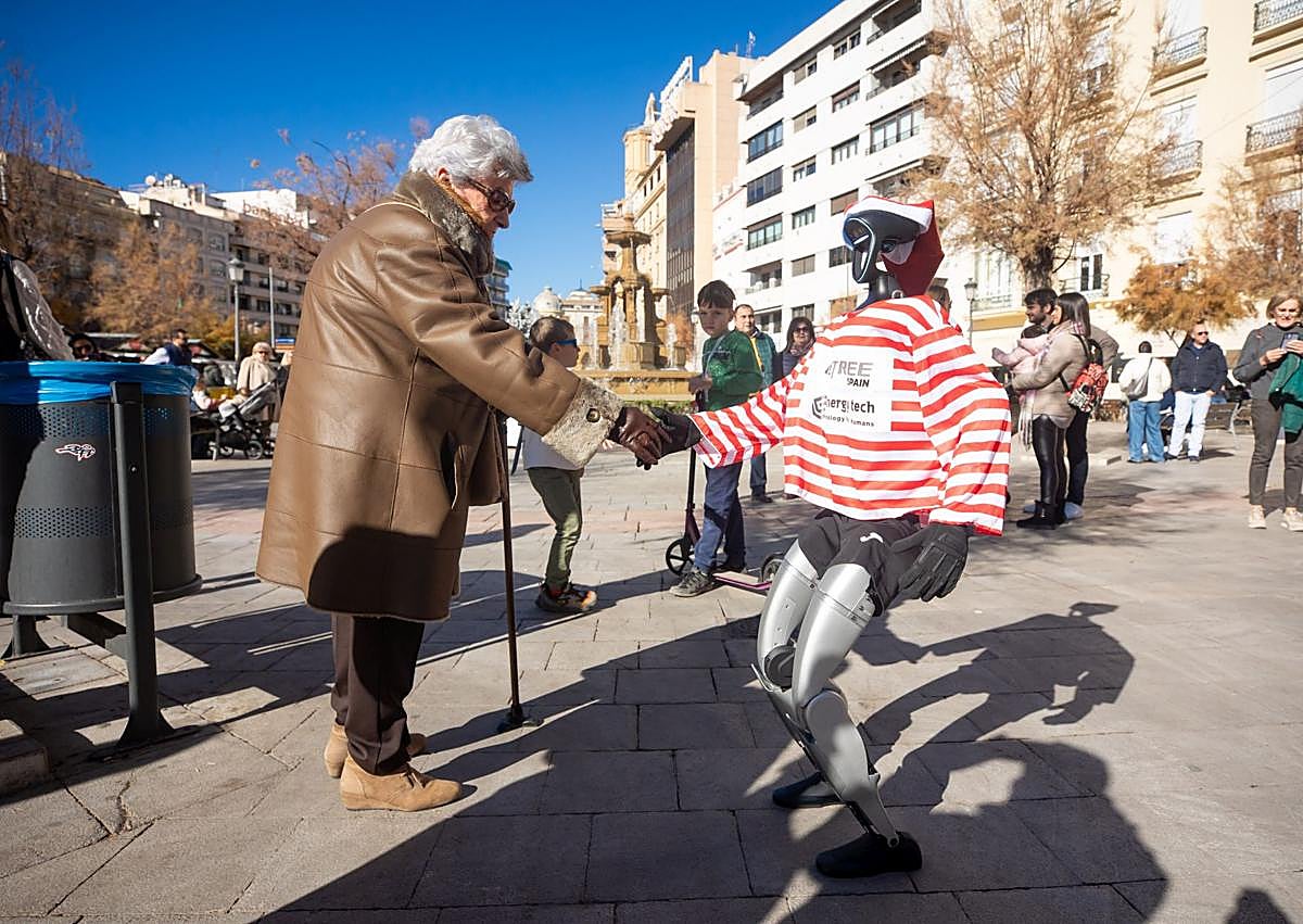 Imagen secundaria 1 - Gabril y María Azucena saludan al robot, en la Fuente de las Batallas. 