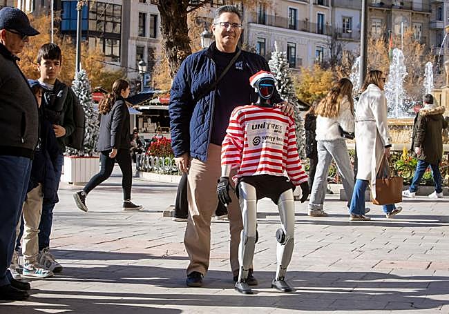 Darío Samaniego, con el robot humanoide.