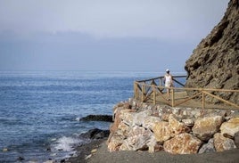 Senda litoral a la altura de La Mamola.