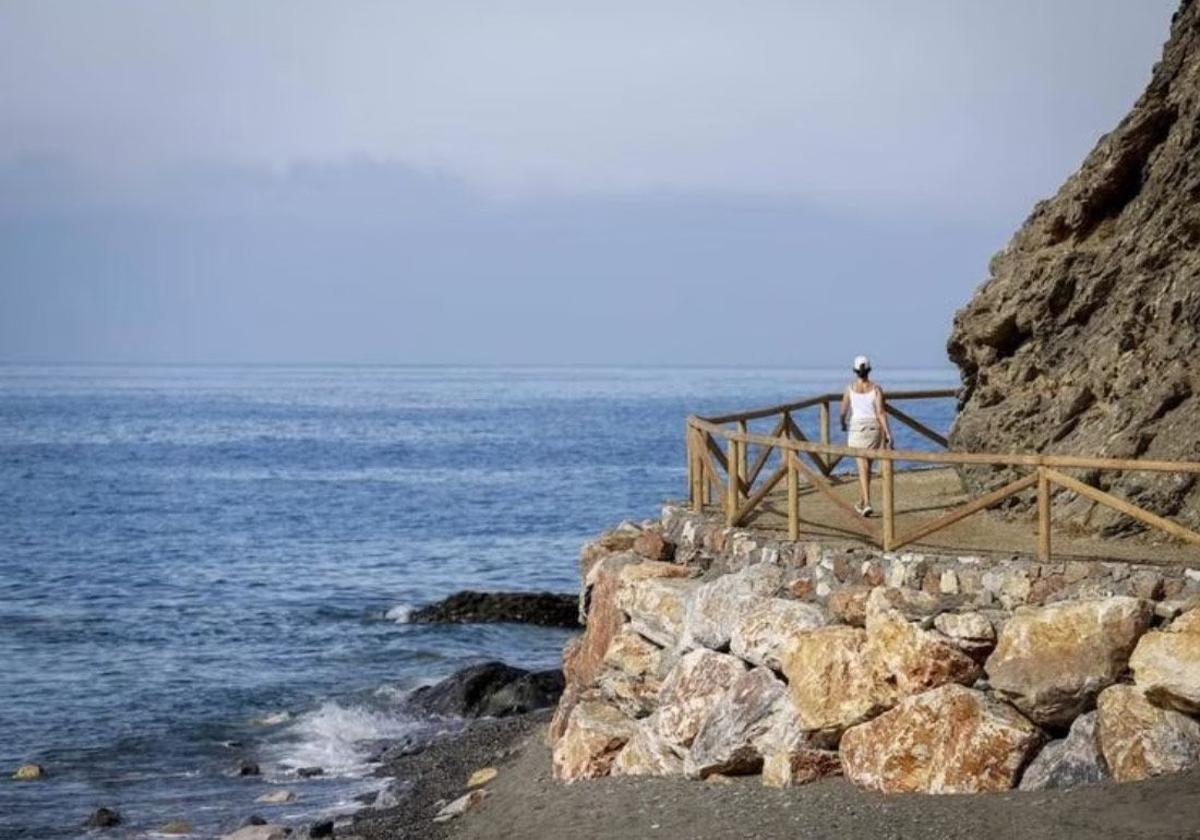 Senda litoral a la altura de La Mamola.