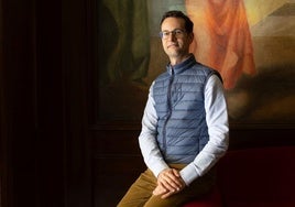 Alonso, fotografiado en el vestíbulo del Teatro Isabel la Católica.