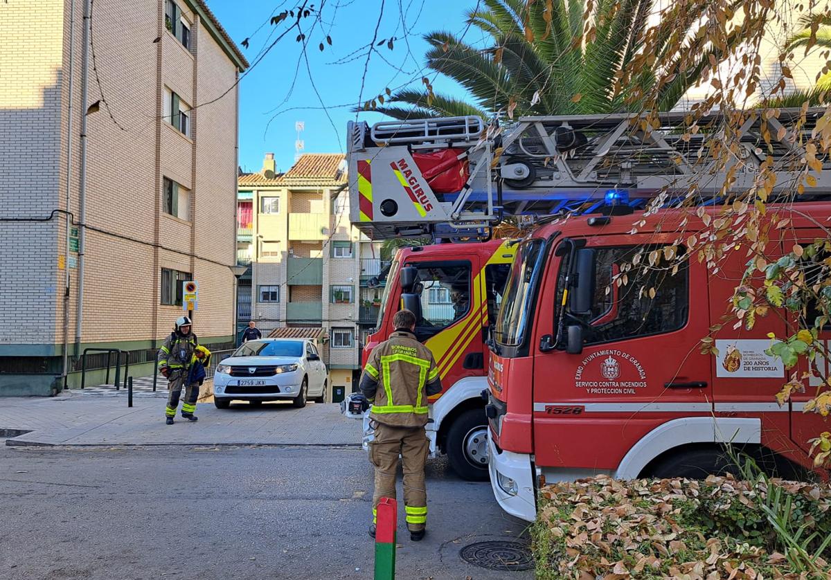 Bomberos actúan en el incendio de una vivienda en Parque Nueva Granada este sábado.