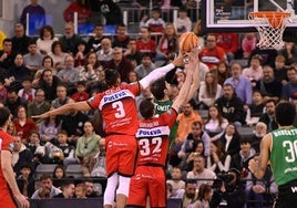 Ayuda defensiva de Gian Clavell a Rubén Guerrero en una tiro de Tomic en el poste bajo.