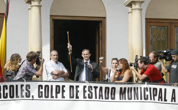 Javier Checa, en 2004, antes de arrojar el bastón de mando en Torredonjimeno.