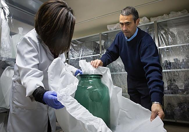 Envolviendo los vidrios en tisú.