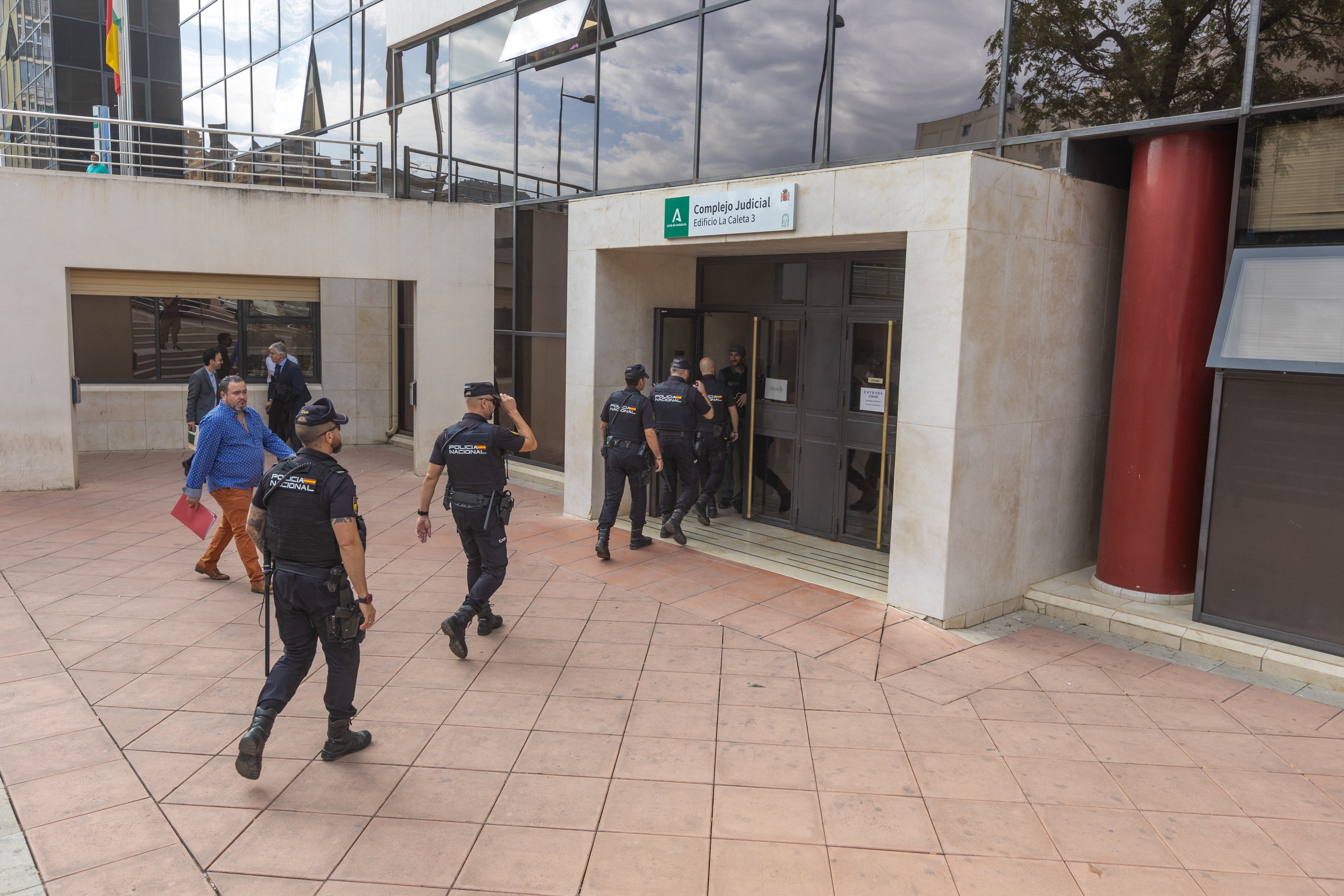 La entrada de los juzgados de La Caleta de Granada