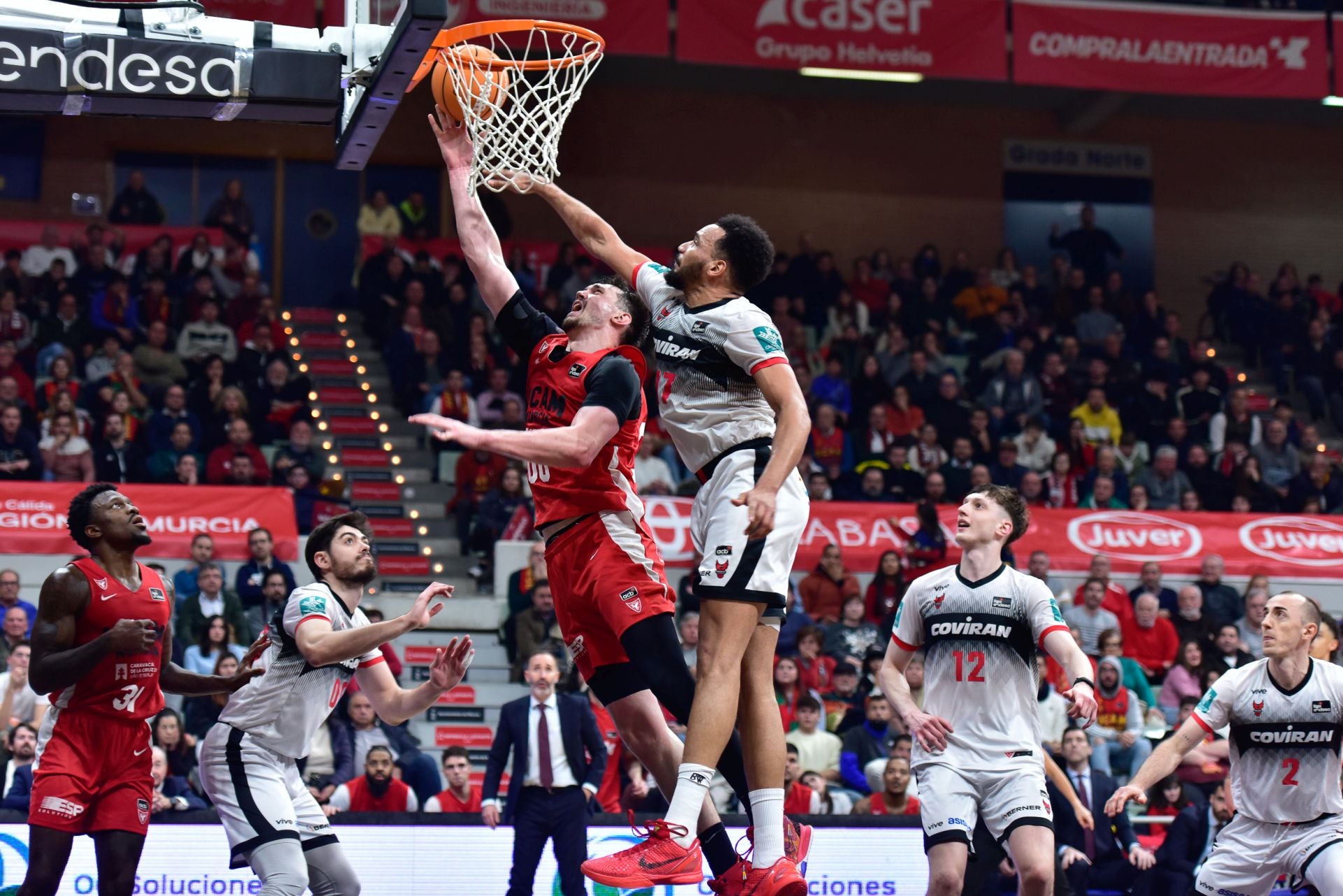 Rodions Kurucs anota ante Amine Noua tras uno de sus postreros rebotes ofensivos.