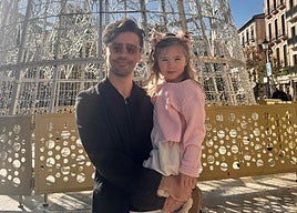 Roman y su hija Marlo frente al árbol de Navidad de Plaza Nueva.