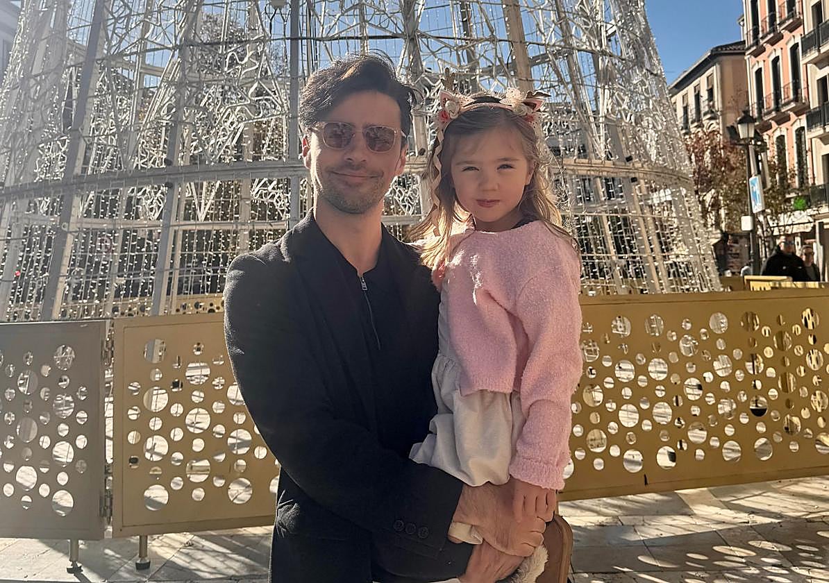 Roman y su hija Marlo frente al árbol de Navidad de Plaza Nueva.