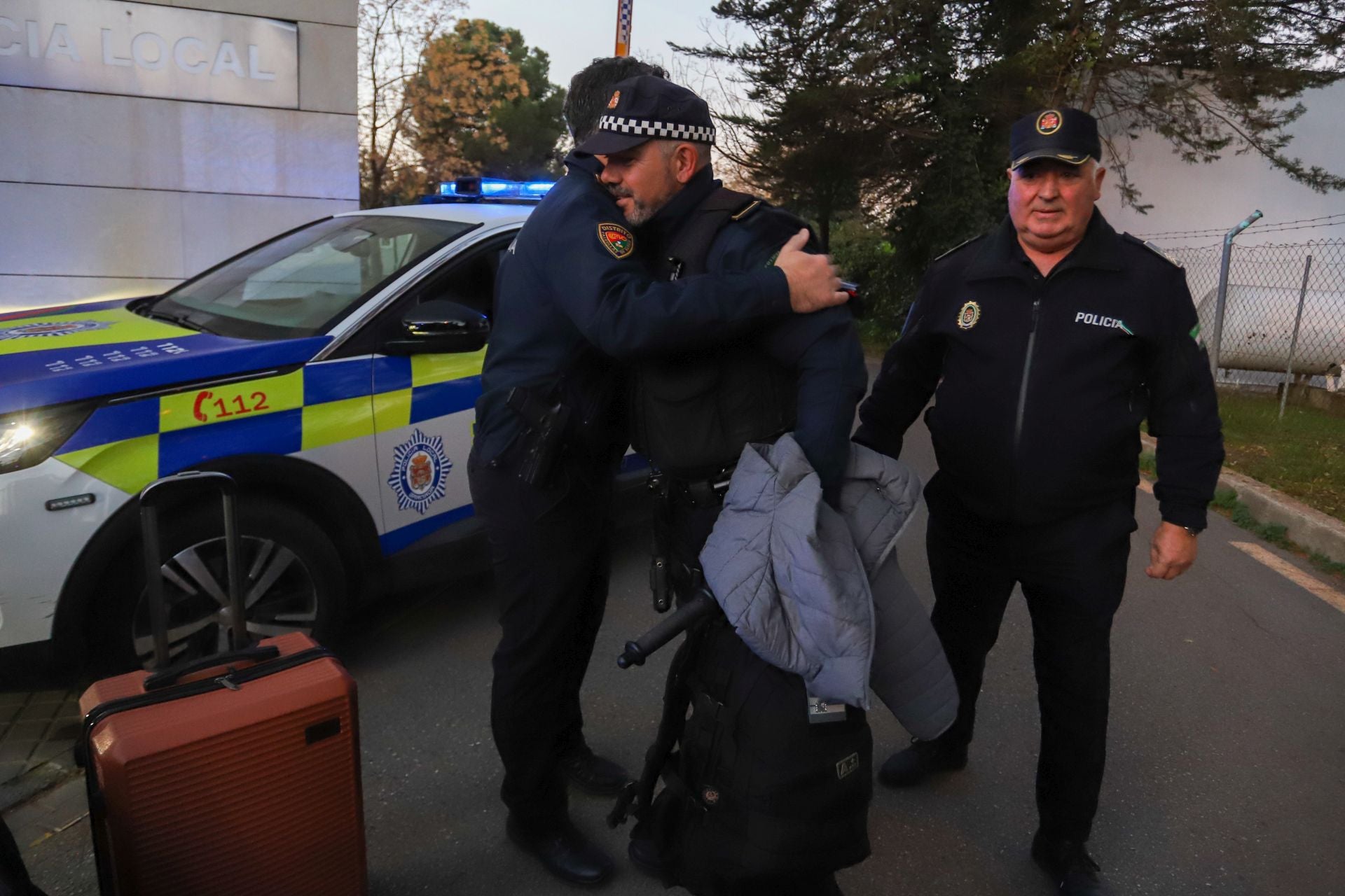 Imagen principal - Los compañeros despidiendo a los policías que se van a Catarroja. 