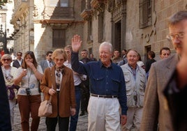 Jimmy Carter saluda en su paseo por la calle Oficios