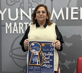 La concejala Ana Expósito junto al cartel de la llegada del Heraldo