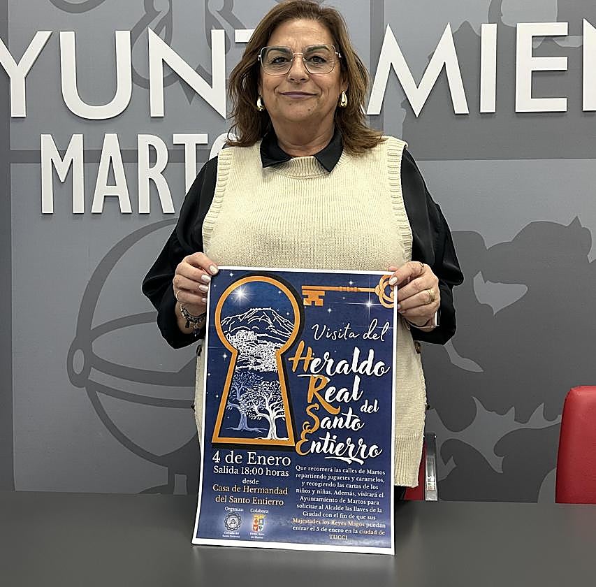 La concejala Ana Expósito junto al cartel de la llegada del Heraldo