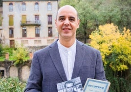 Ismael Ramos, con su libro y el cuaderno, ante el hotel Reúma.