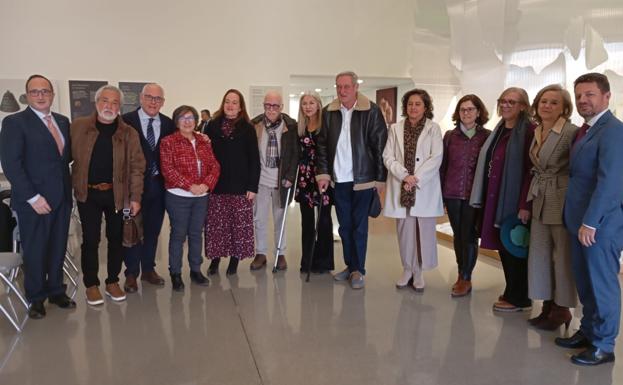 Representantes de la Junta y de la Asociación de Amigos de los Iberos.
