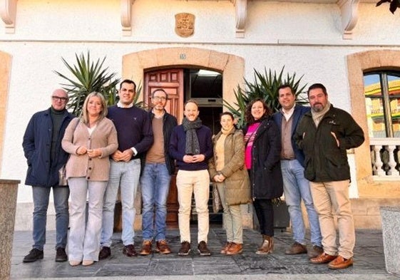 Dirigentes del PP, en el Ayuntamiento de Santisteban del Puerto con miembros de su corporación.