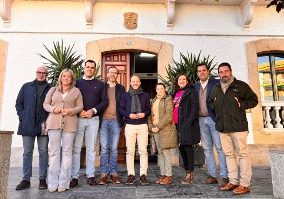 Dirigentes del PP, en el Ayuntamiento de Santisteban del Puerto con miembros de su corporación.