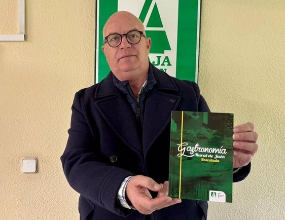 El portavoz y gerente de Asaja Jaén, Luis Carlos Valero, muestra el libro recopilatorio de recetas y maridajes