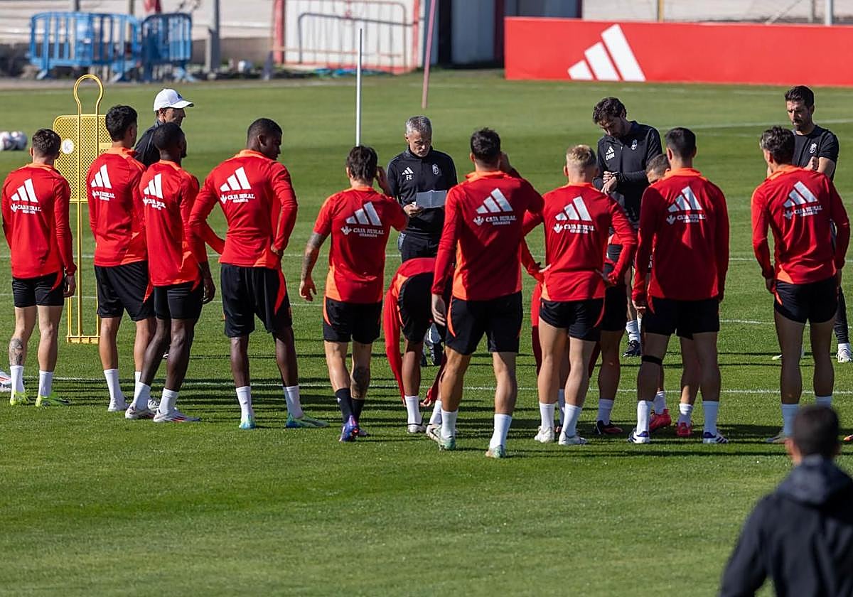 Fran Escribá se dirige a su plantilla durante un entrenamiento reciente.