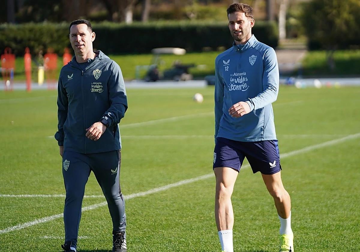 Baptistao sobre la hierba del Anexo junto a Cid Andrade, fisio del Almería