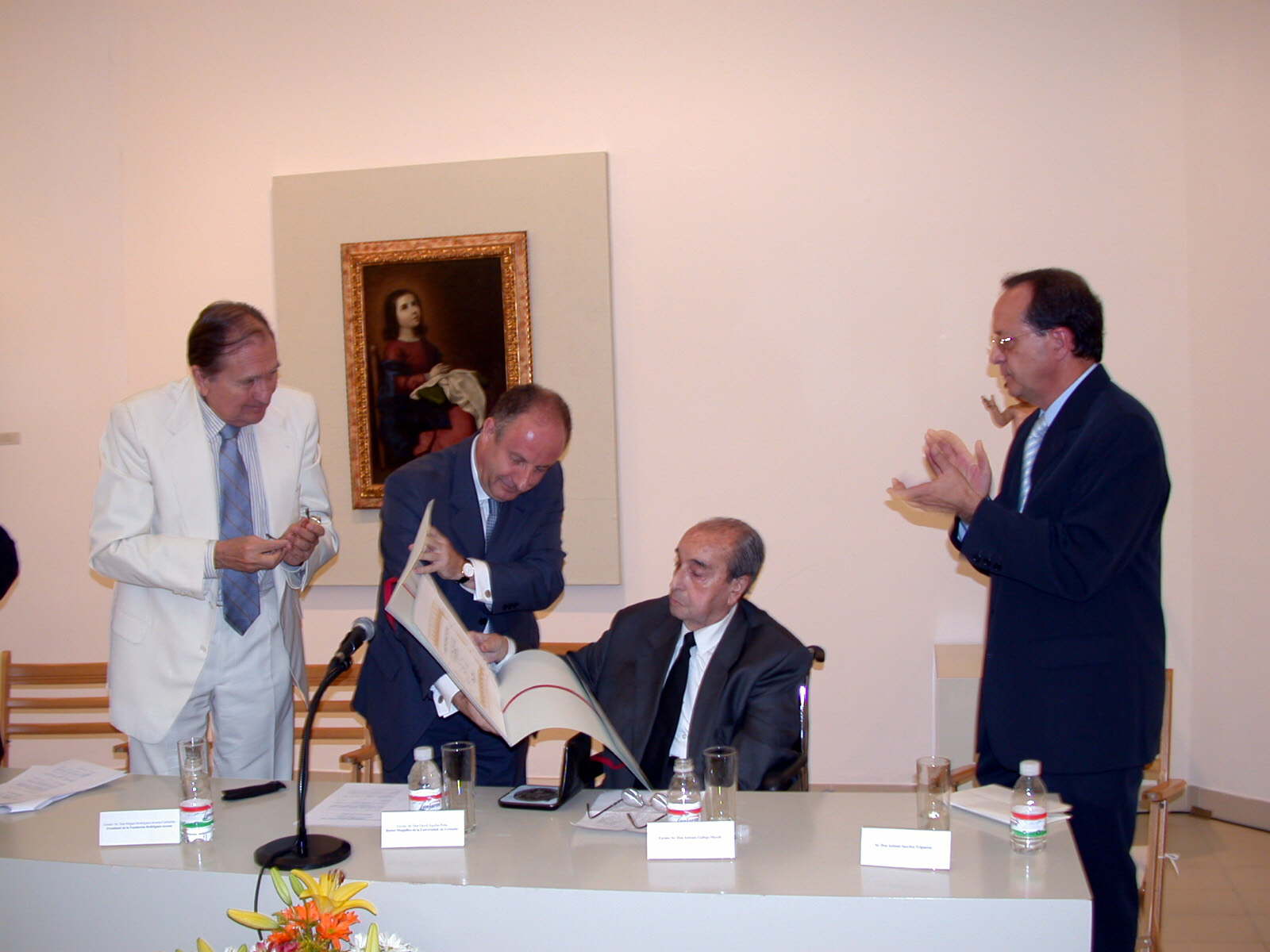 Entrega de la medalla de la Fundación Rodríguez Acosta a Antonio Gallego Morell. Año 2002