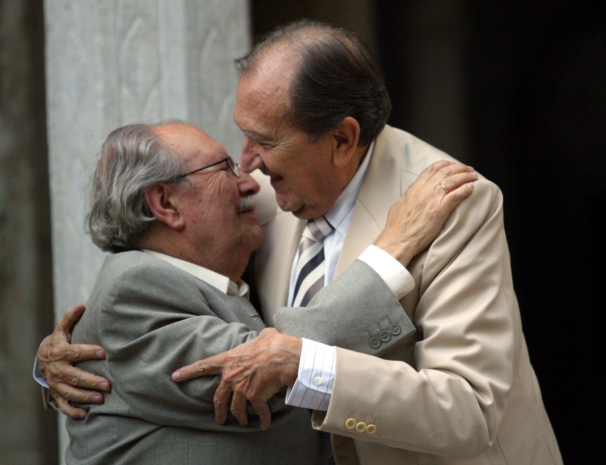 Rafael Guillén es abrazado por Miguel Rodríguez-Acosta tras recibir la medalla de oro de la Fundación Rodríguez Acosta. Año 2006