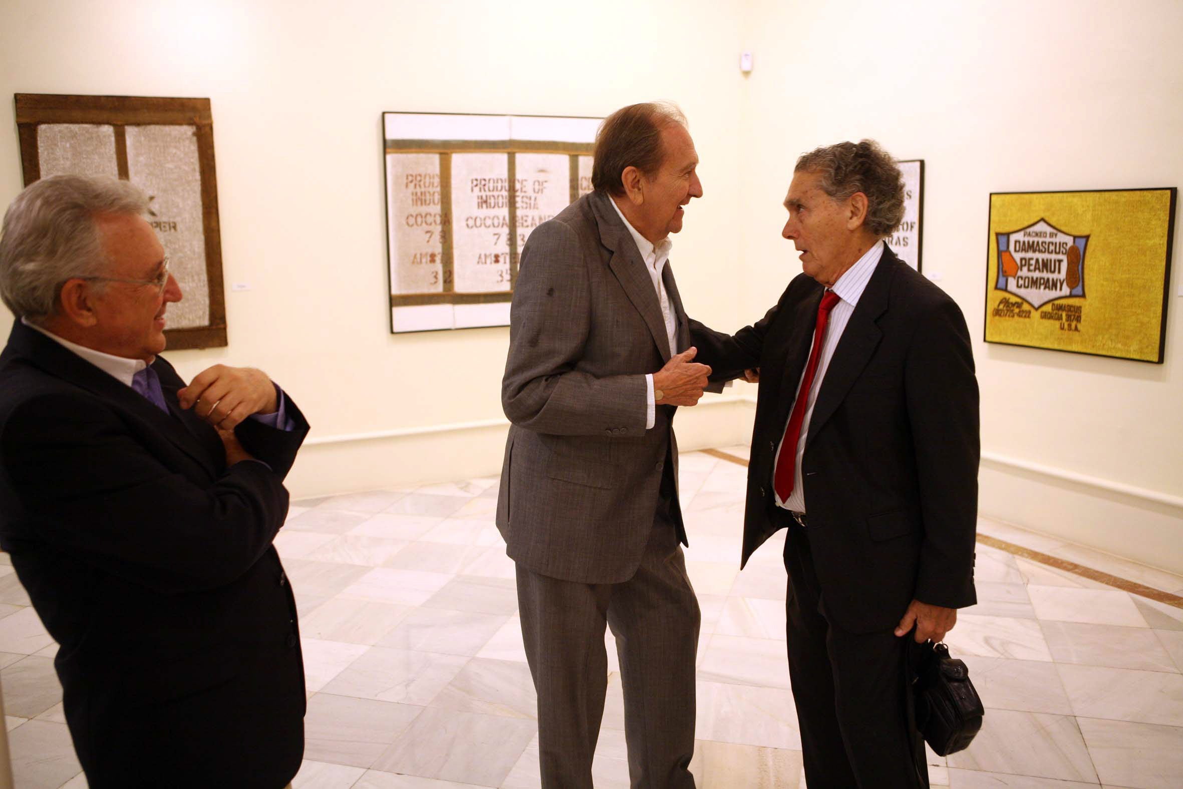 Miguel Rodríguez-Acosta saluda al pintor cubano Vicente Brito, que expone en el Centro Cultural de CajaGranada de Puerta Real la colección 'La Habana, Nueva York, Granada'