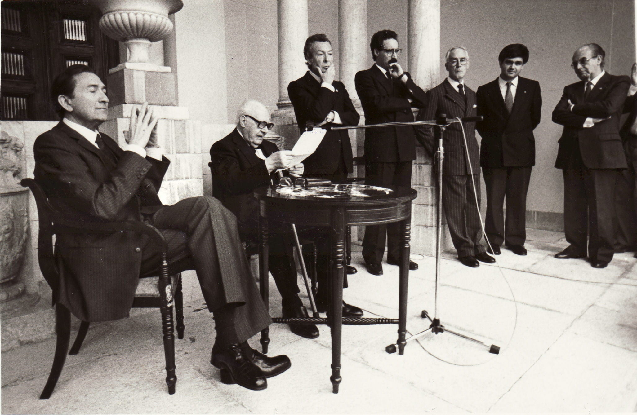 El pintor Manuel Rivera y el guitarrista Andrés Segovia durante el homenaje que recibieron en la Fundación Rodríguez Acosta. Año 1985