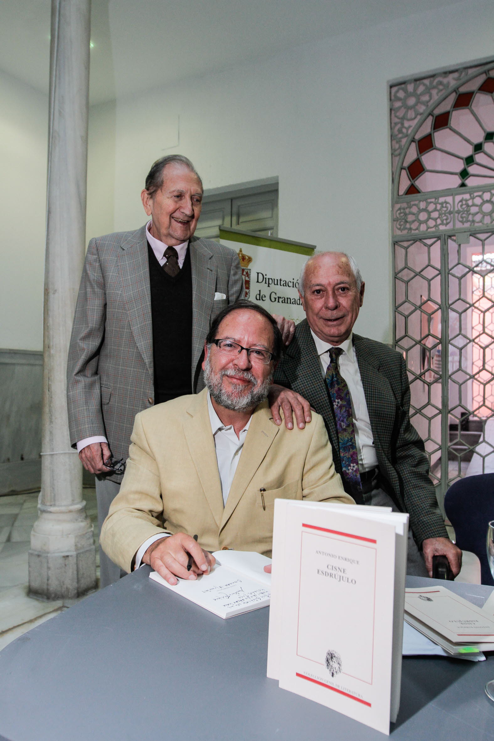 El poeta, Antonio Enrique, centro, acompañado por Antonio Carvajal y Miguel Rodríguez-Acosta, en la presentación de su libro 'Cisne esdrújulo'