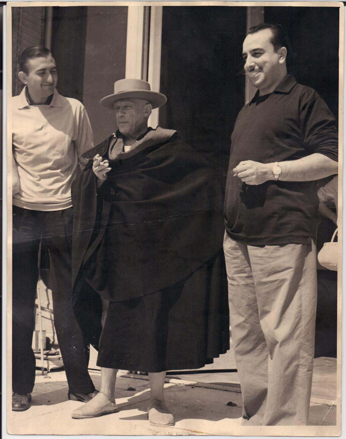 Pablo Picasso cubierto con una capa junto al artista granadino, Miguel Rodríguez Acosta (izq) y Antonio Gallego Morell en su villa La Californie de Cannes en el verano de 1958.