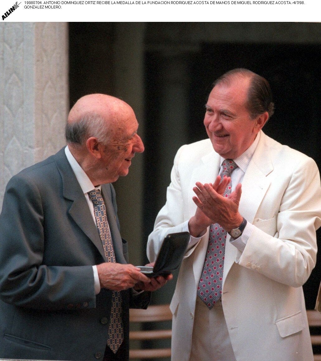 Antonio Domínguez Ortiz recibe la medalla de oro de la Fundación Rodríguez-Acosta de manos de Miguel Rodríguez-Acosta. A su izquierda, Fermín Camacho. Año 1998