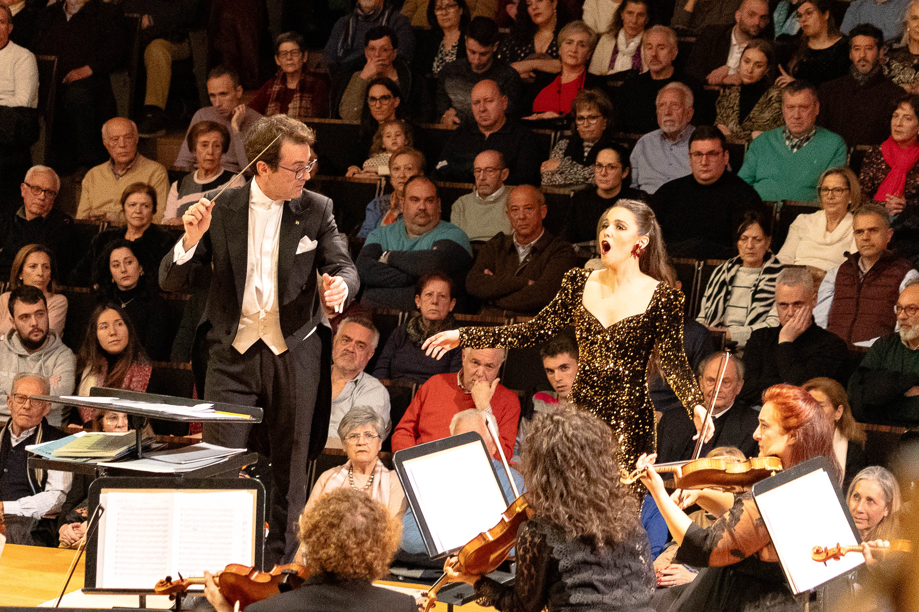 El director Ricardo J. Espigares mira Rocío Faus con un público embelesado en el buen hacer de la soprano granadina.