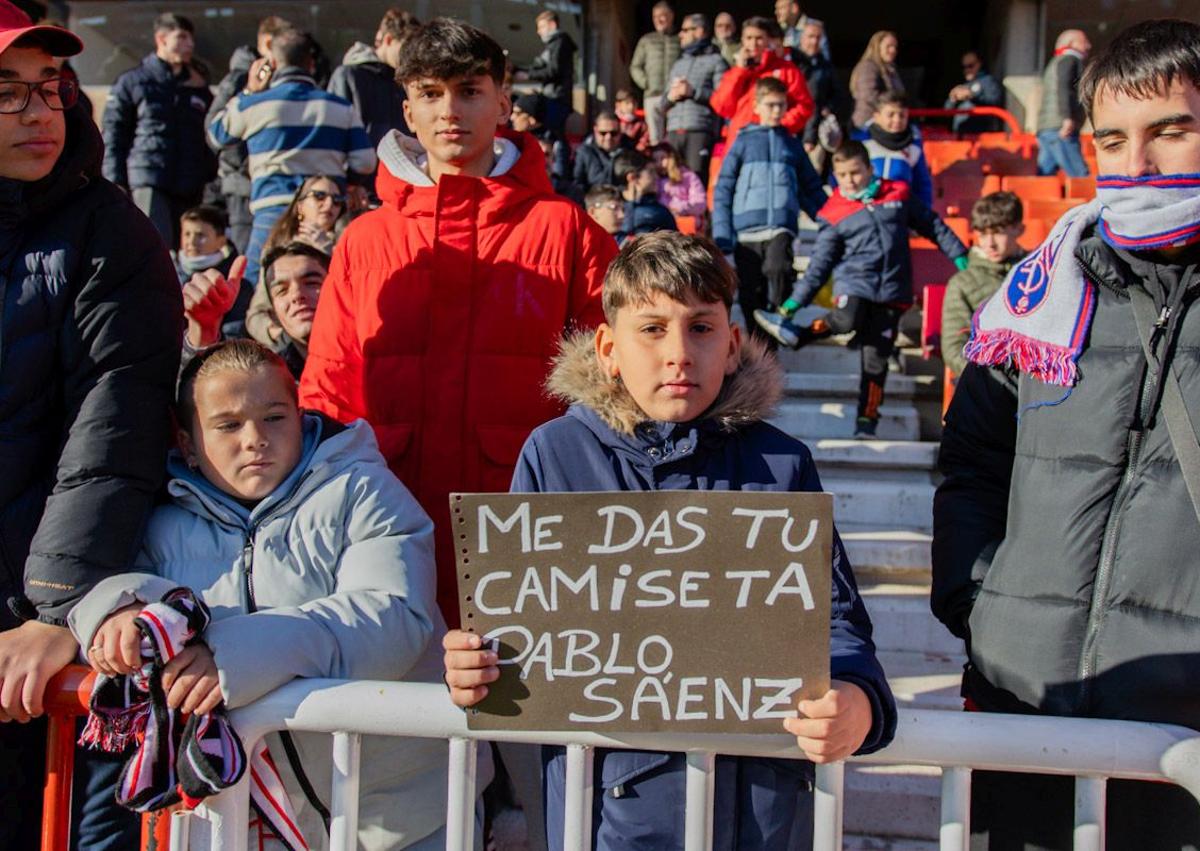 Imagen secundaria 1 - Los futbolistas del Granada entrenan con el apoyo del público; Loïc Williams firma el cuaderno del pequeño Cayetano. 