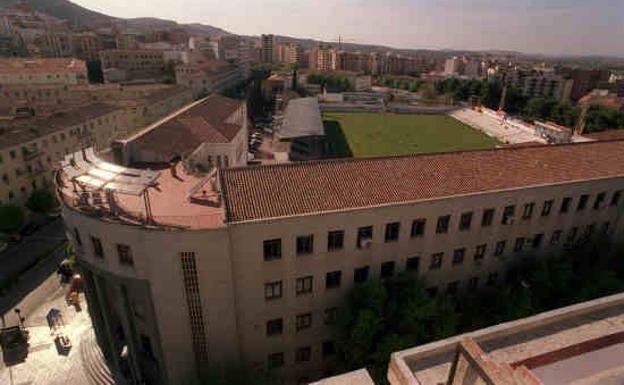 Peritos y el estadio de La Victoria, en 2000, poco antes de la demolición.