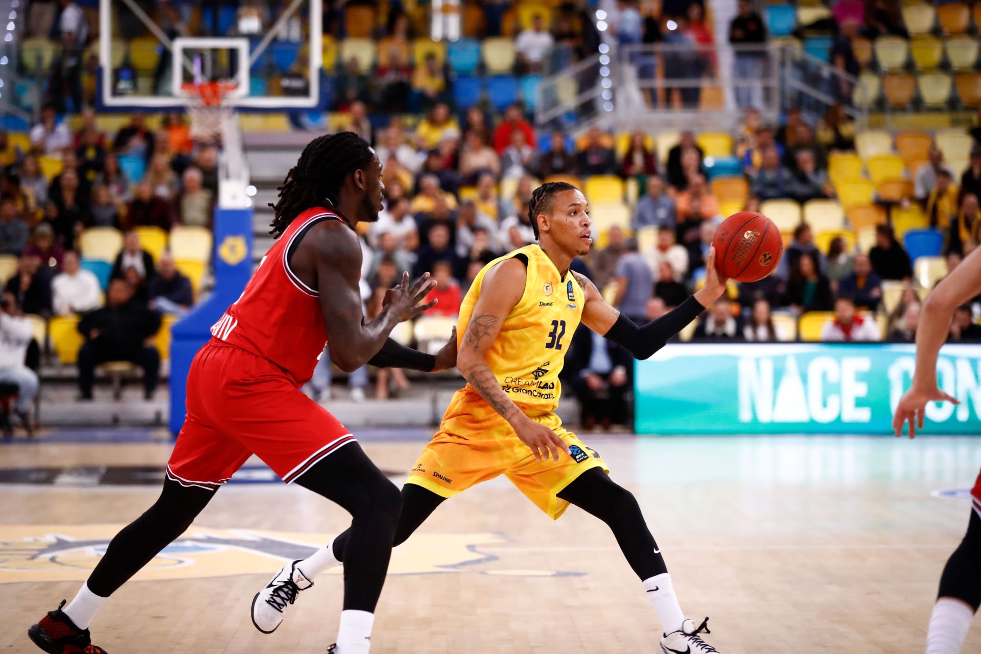 Joe Thomasson busca un pase en el partido ante el Hapoel.