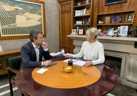 El alcalde, Julio Millán y la concejala de Presidencia, María Espejo.