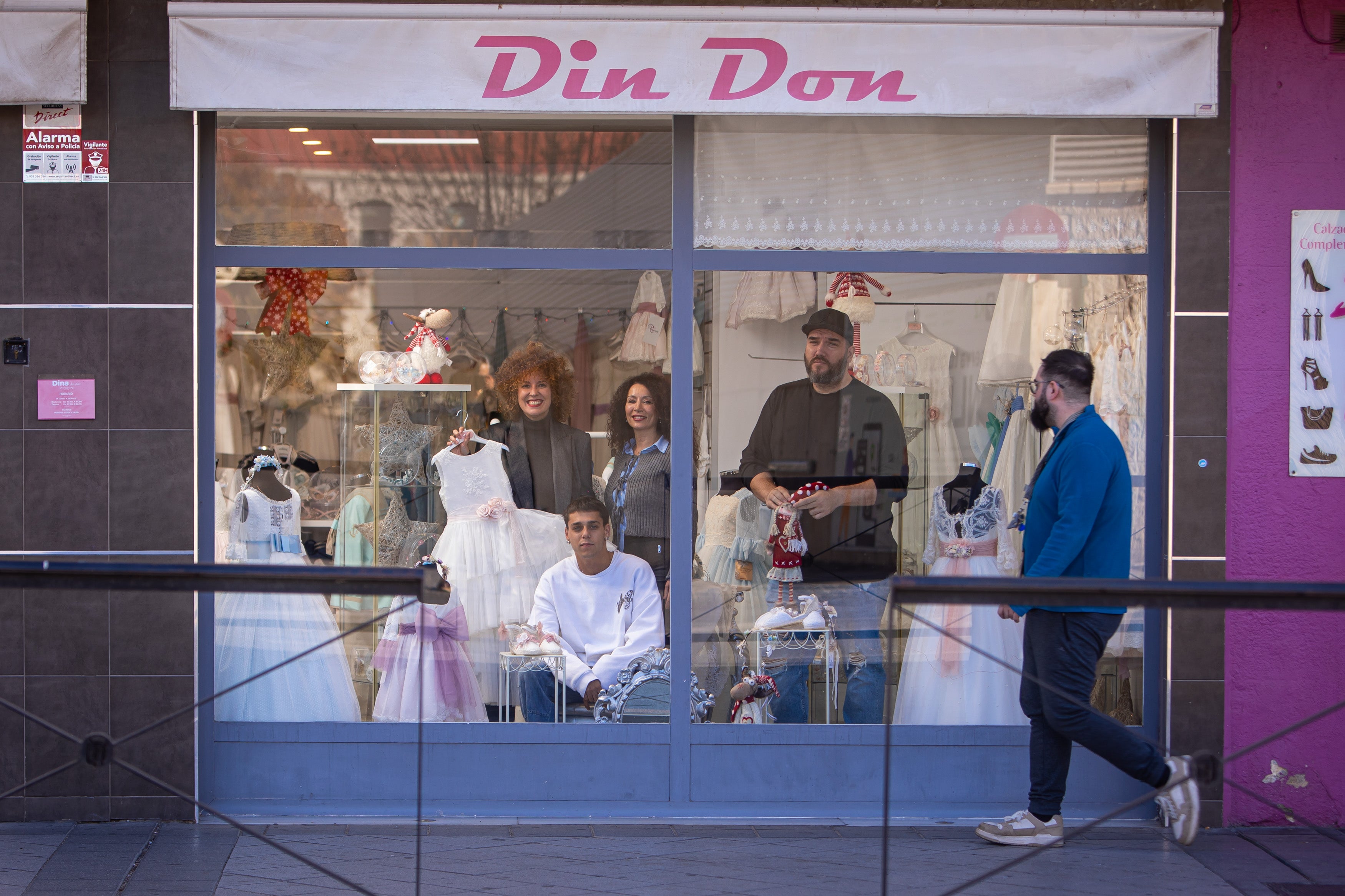 Vanessa y Pepe, de Mercado Sónico posan con Nora, propietaria de Dina Din Don y con el músico Lipsill en el escaparate de la tienda en Ribera del Beiro