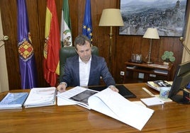 El alcalde de Jaén, Julio Millán, en las primeras horas en el despacho de Alcaldía.