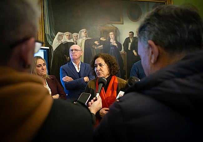 Pilar Aranda atendiendo a la prensa.