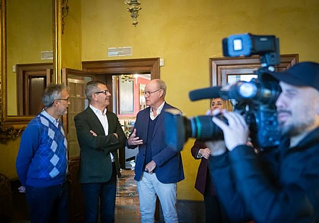 Cámara grabando la comparecencia.