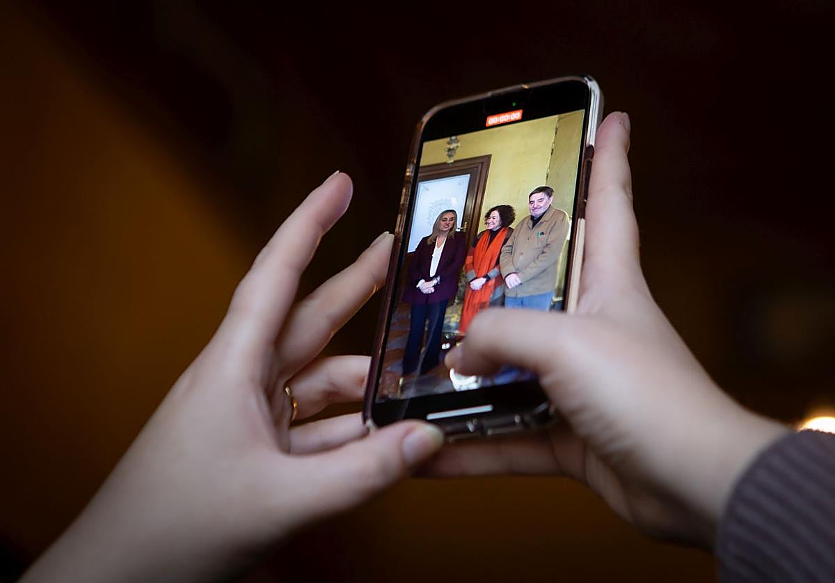 Carazo, Aranda y García Montero, esta mañana a través del móvil de una periodista.