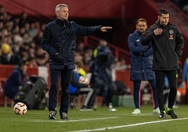 Fran Escribá da indicaciones durante el partido.