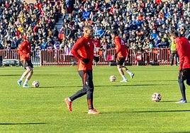 Shon Weissman, que apunta a titular en el encuentro de dieciseisavos de final, realiza carrera con balón durante la última sesión.
