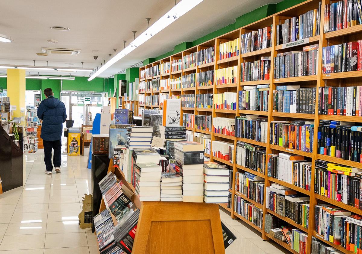 Expositores de la librería Babel atestados de libros