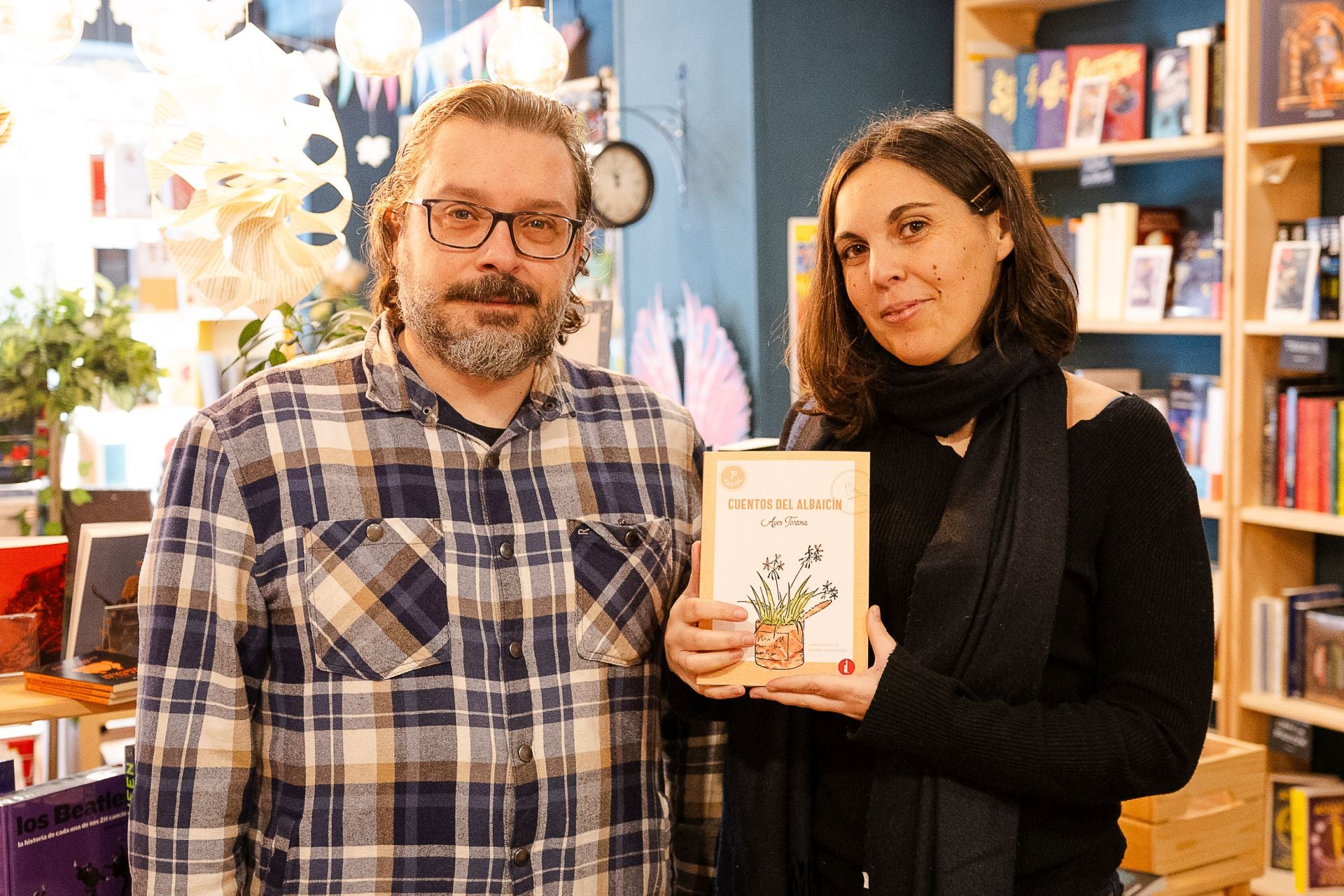 Víctor Gallardo y Mar Delgado, de Moriarty posan con un ejemplar 'Cuentos del Albaicín'