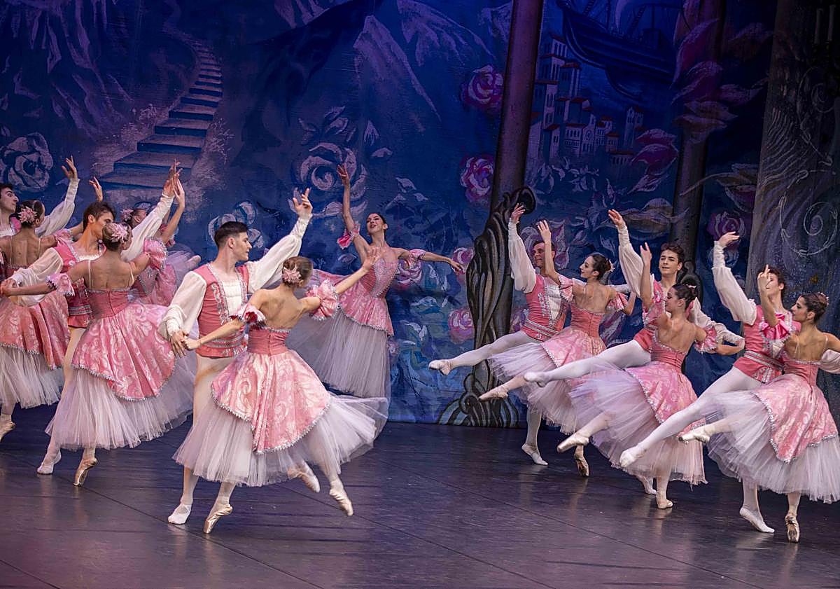 Imagen principal - El clásico &#039;Cascanueces&#039; deslumbra con su técnica y expresividad en Almería