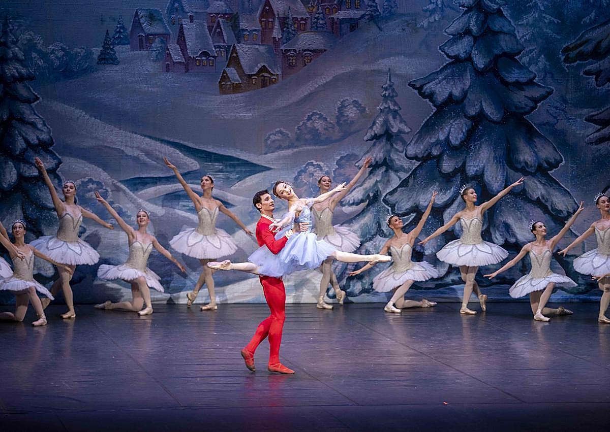 Imagen secundaria 1 - El clásico &#039;Cascanueces&#039; deslumbra con su técnica y expresividad en Almería