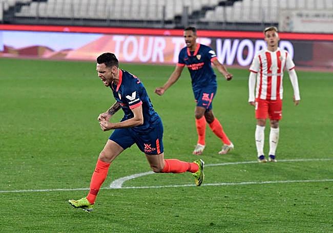 Lucas Ocampo celebra el gol de la clasificación en Almería.